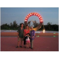 sundial with Choos family-600.jpg